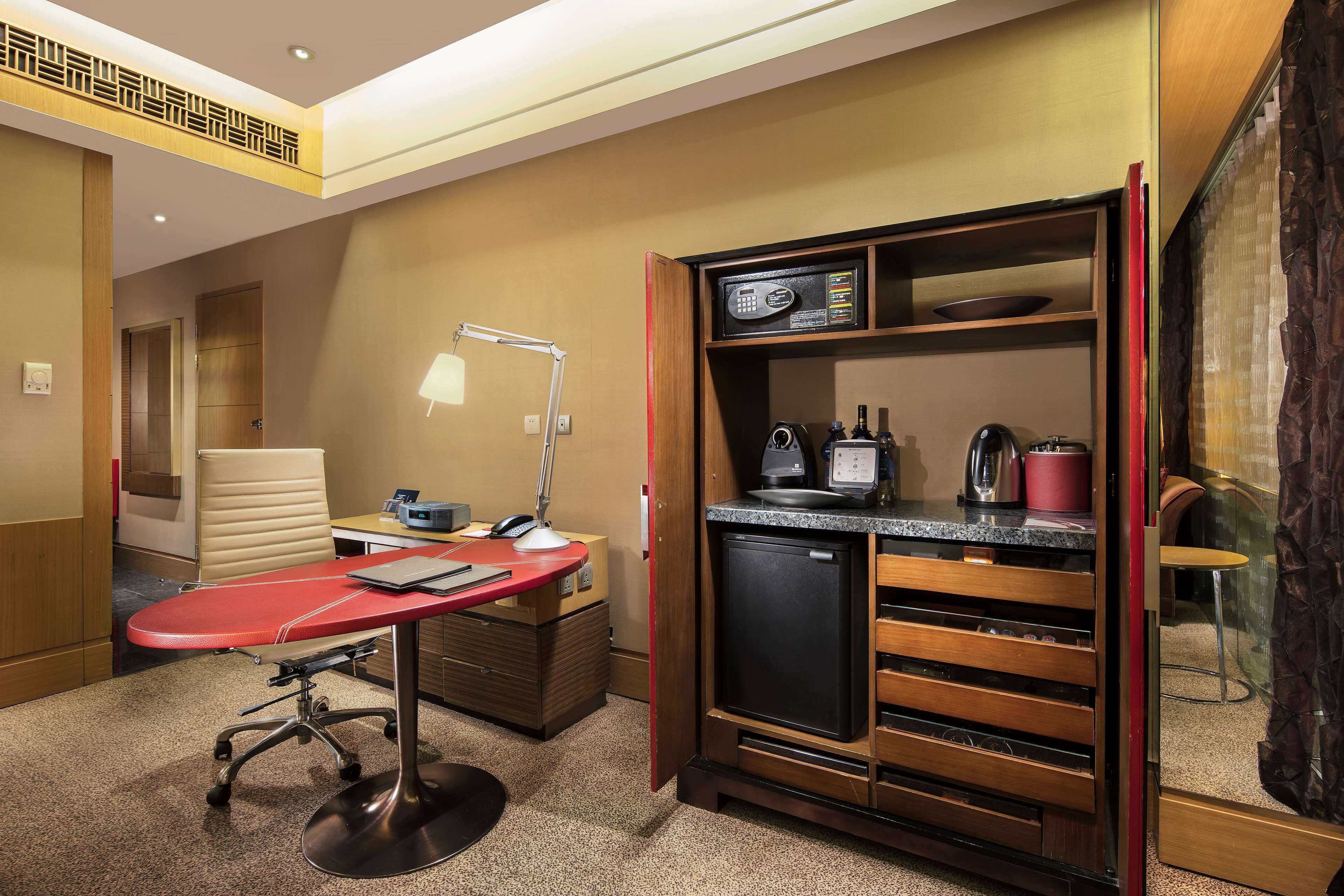 king hilton executive | premium bedding, down duvets, minibar, in-room safe