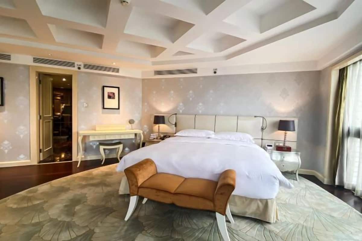 Premium bedding, down duvets, minibar, in-room safe
