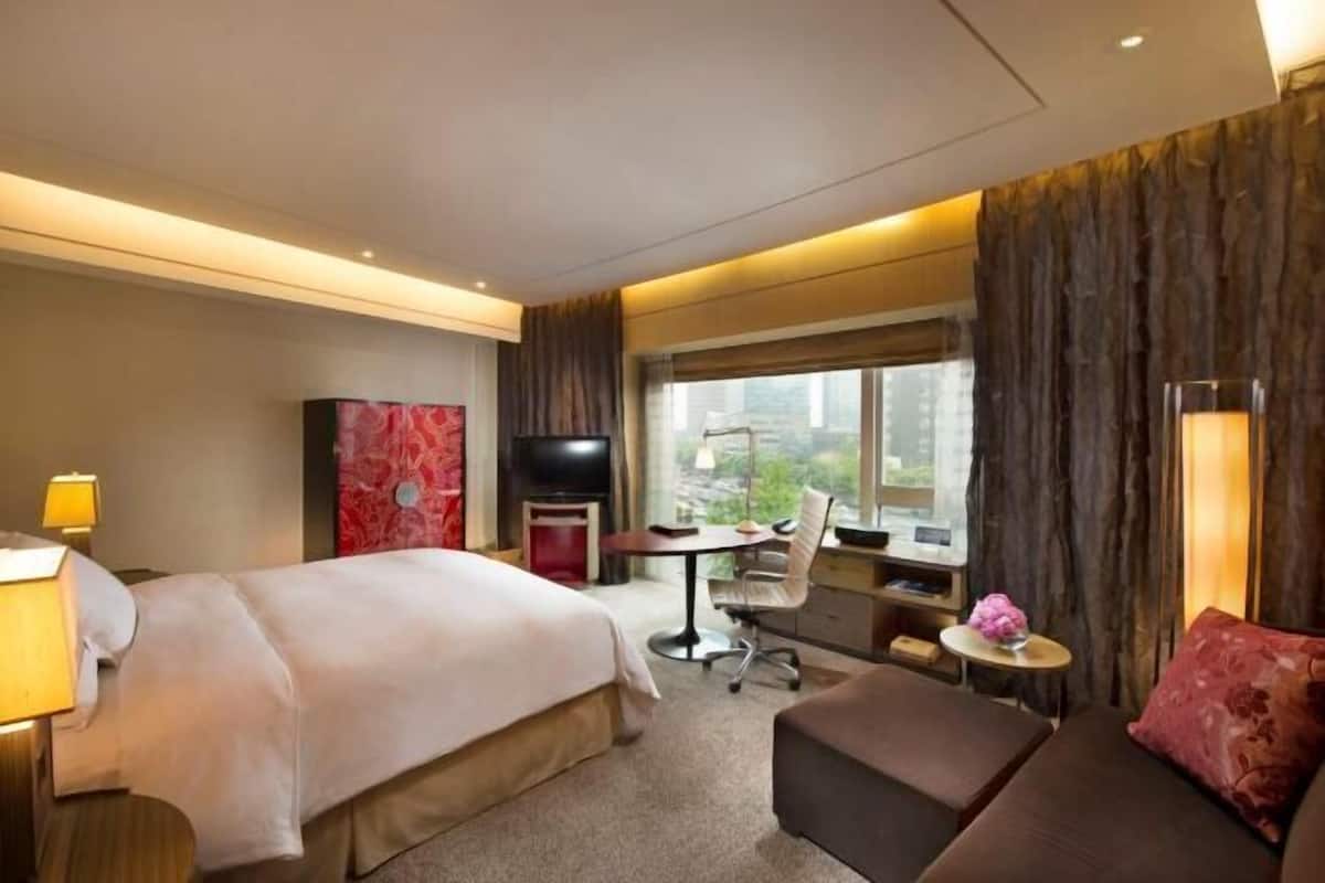 Premium bedding, down duvets, minibar, in-room safe
