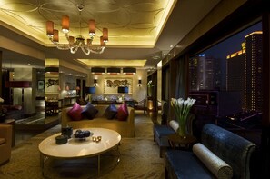 Ropa de cama de alta calidad, cubrecamas y minibar 