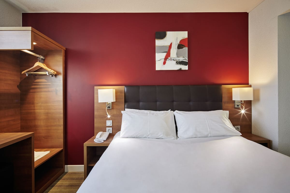 Free minibar, in-room safe, desk, blackout drapes