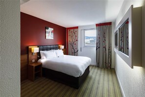 Minibar (inkludert), safe på rommet, skrivebord og blendingsgardiner