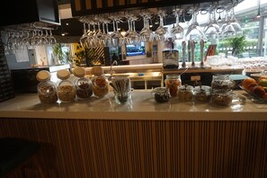Petit déjeuner buffet (17.00 EUR par personne)