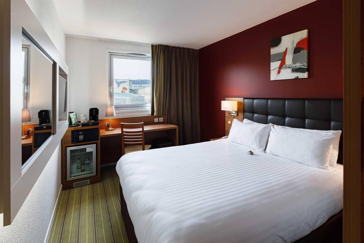 Minibar (free items), in-room safe, desk, blackout drapes