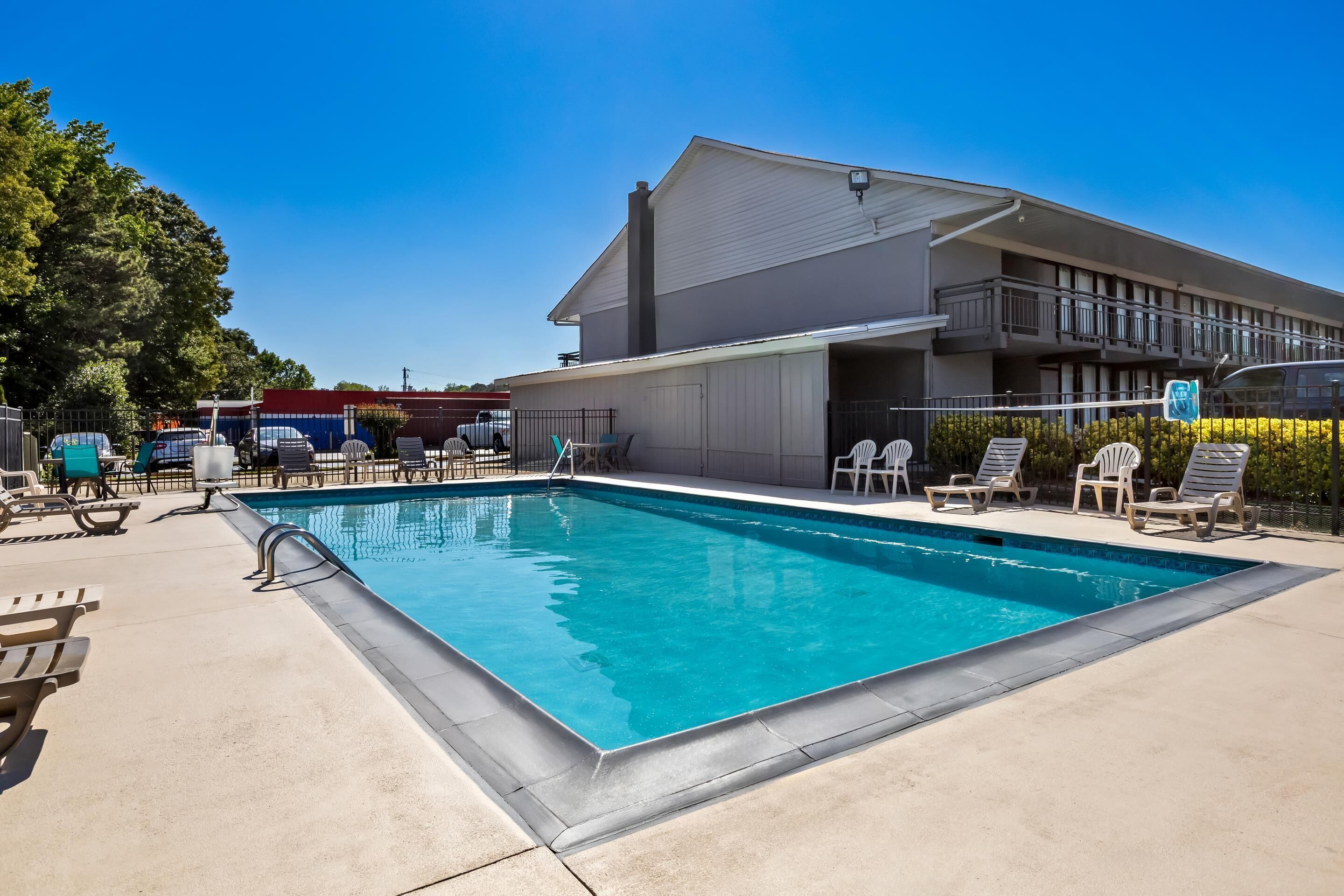 Una piscina al aire libre