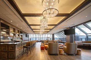2 Bars/Lounges