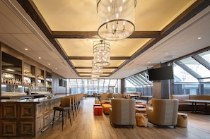 2 Bars/Lounges