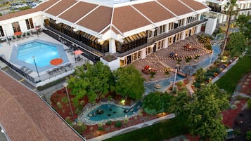 Piscina externa, espreguiçadeiras
