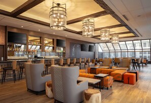 2 bars/lounges