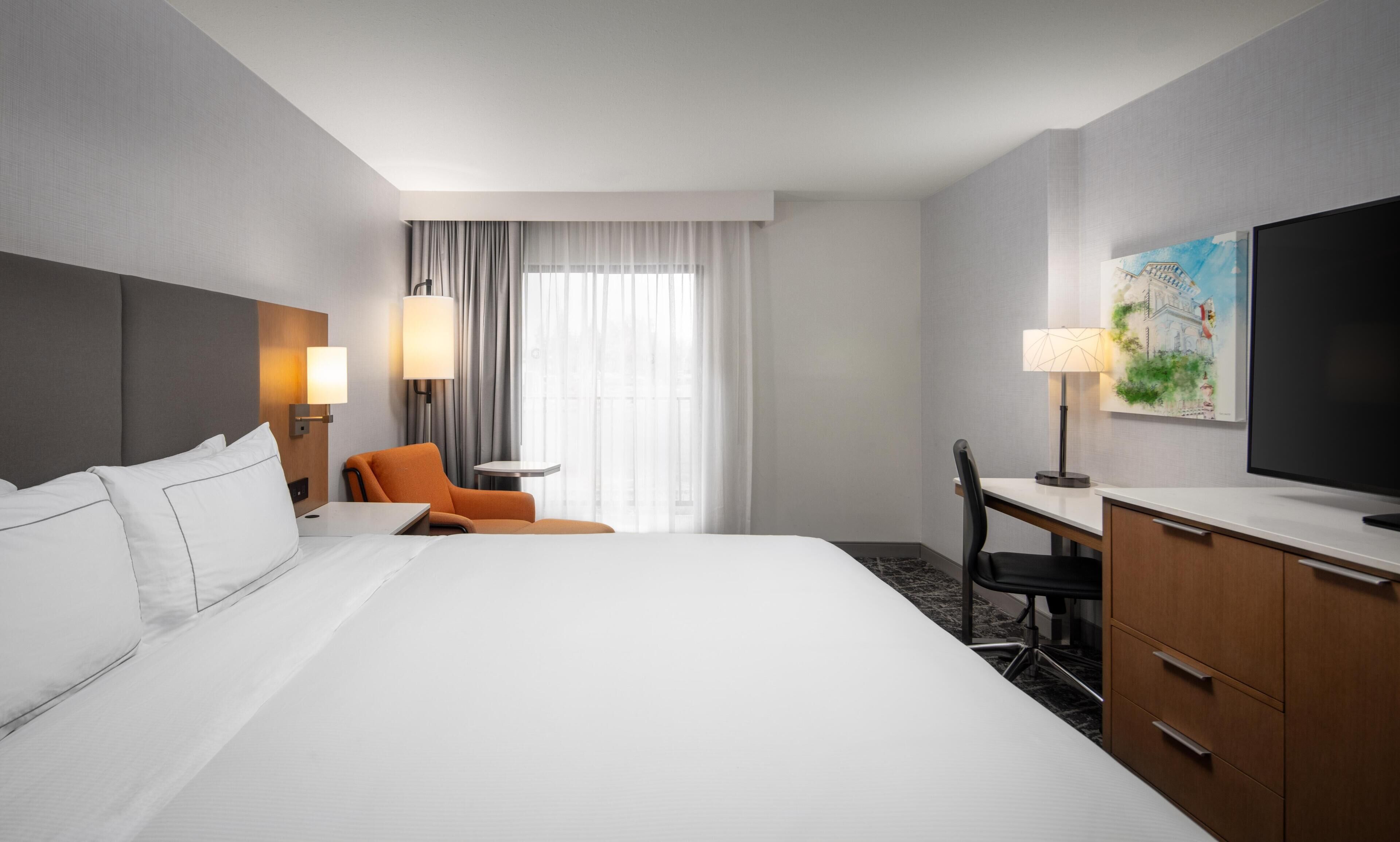 Deluxe Family Room, 2 Bedrooms | Ropa de cama hipoalergénica, edredón y camas con pillow-top 