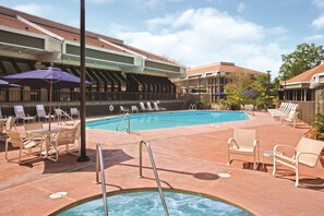 Una piscina al aire libre, tumbonas