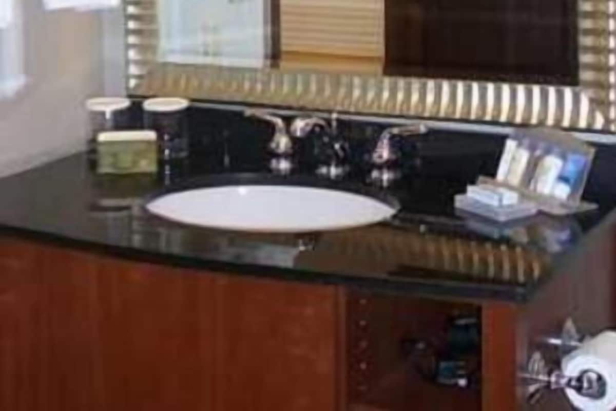 Bathroom | Combined shower/tub, free toiletries, hair dryer, towels