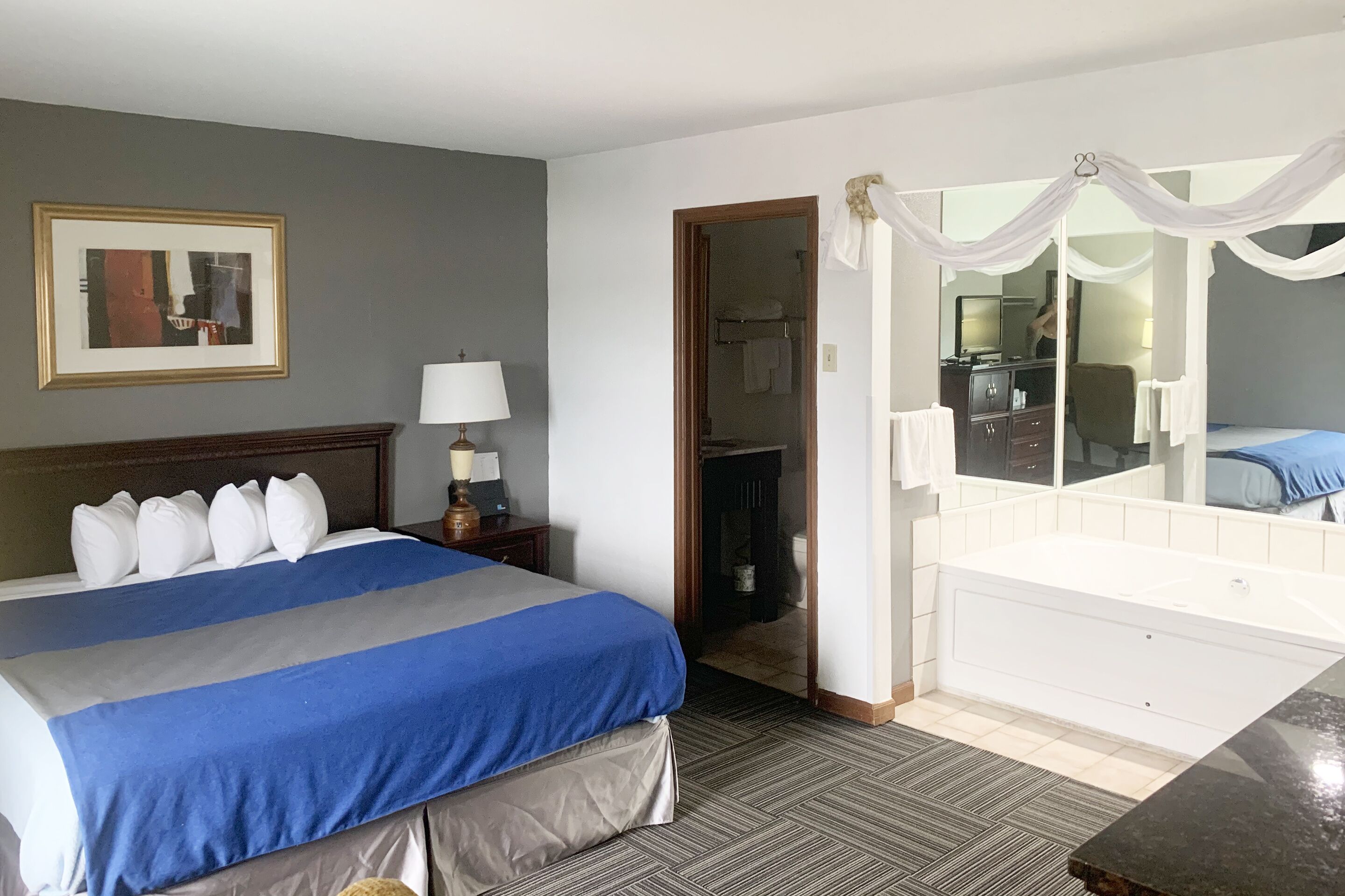 Premium Room, 1 King Bed, Jetted Tub | Desk, free WiFi, bed sheets, alarm clocks