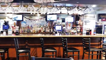 Menghidangkan sarapan dan makan malam