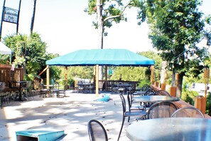 供应早餐和晚餐，美洲菜