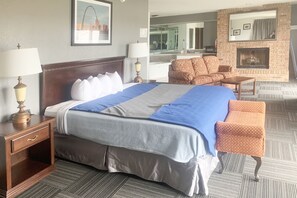 Premium-rum - 1 kingsize-säng med bäddsoffa | Skrivbord, gratis wi-fi, sängkläder och väckarklockor