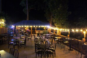 供应早餐和晚餐，美洲菜