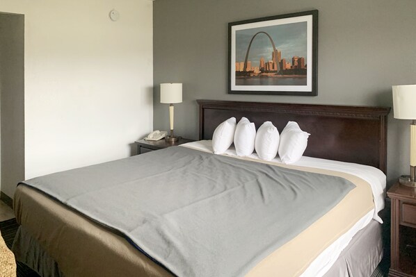 Room, 1 King Bed | Desk, free WiFi, bed sheets, alarm clocks