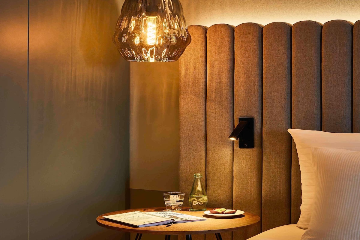 Deluxe Room, 1 Double Bed | Premium bedding, in-room safe, desk, blackout drapes