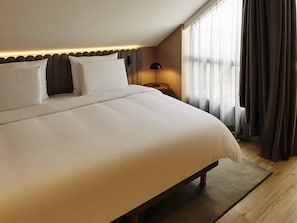 Junior-suite - 1 dobbeltseng | Premium-sengetøj, minibar, pengeskab på værelset, skrivebord
