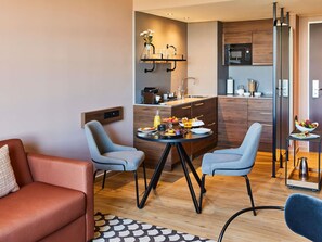 Deluxe Σουίτα, 1 Διπλό Κρεβάτι | Κλινοσκεπάσματα υψηλής ποιότητας, μίνι μπαρ, χρηματοκιβώτιο στο δωμάτιο 