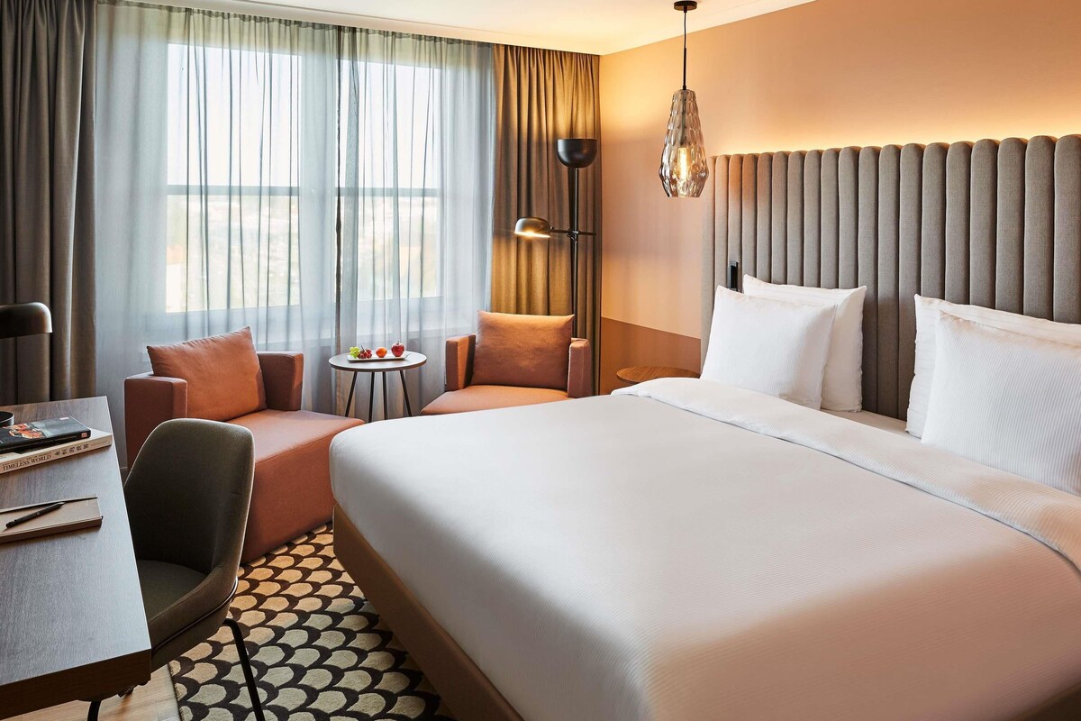 Premium bedding, in-room safe, desk, blackout drapes