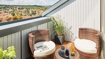 Junior suite, 1 tweepersoonsbed | Luxe beddengoed, een minibar, een kluis op de kamer, een bureau
