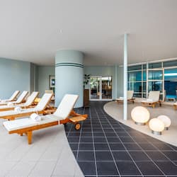 Salas de tratamiento para parejas, sauna y tina de hidromasaje