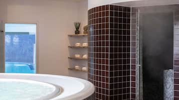 Couples treatment rooms, sauna, hot tub, steam room, Turkish bath