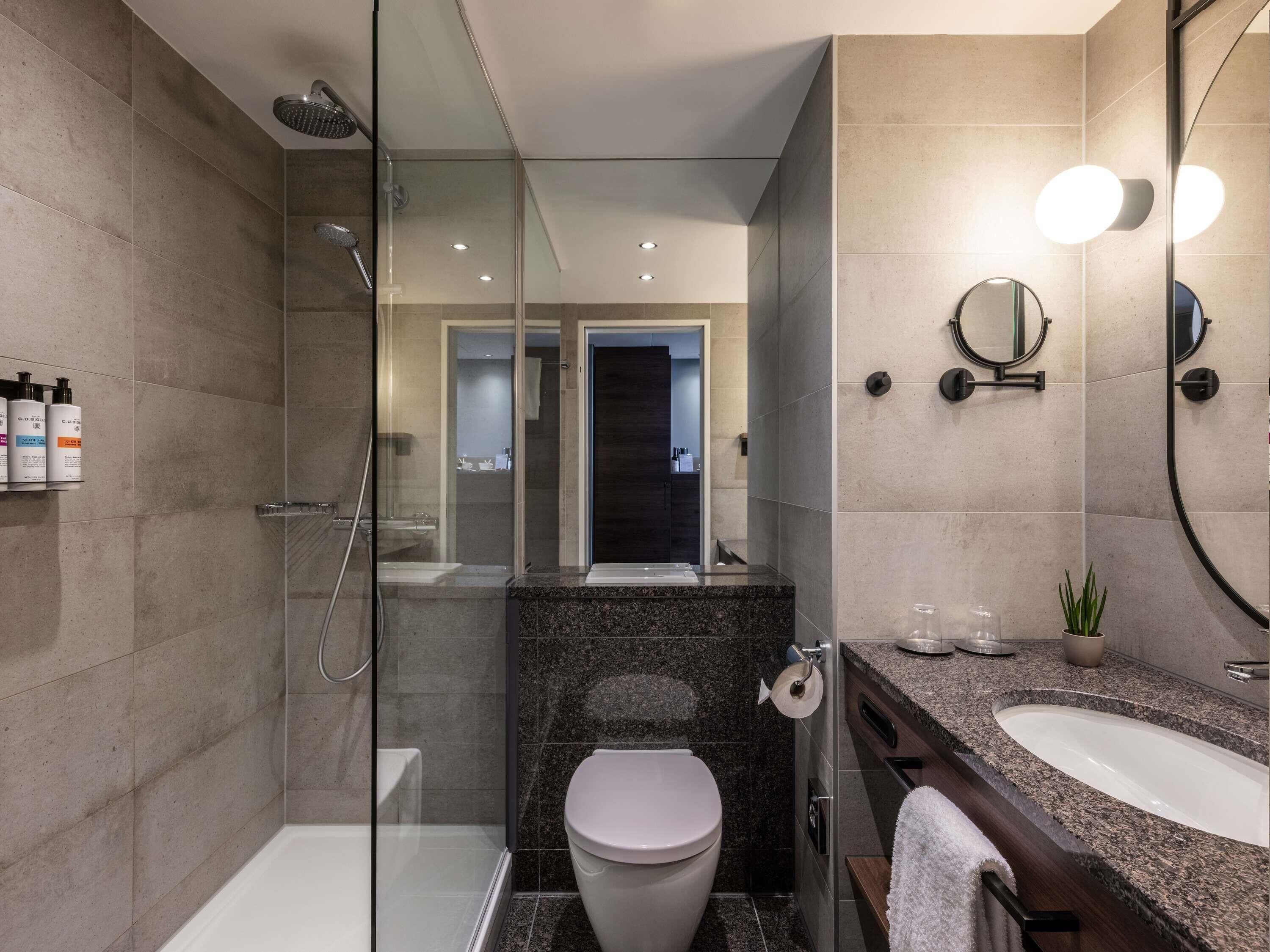 Miljøvennlige toalettsaker, hårføner, badekåper og tøfler