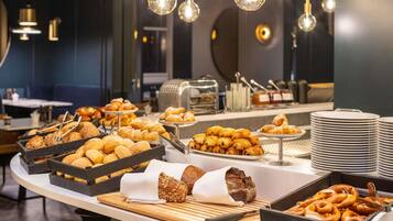Frukostbuffé varje dag (EUR 32 per person)