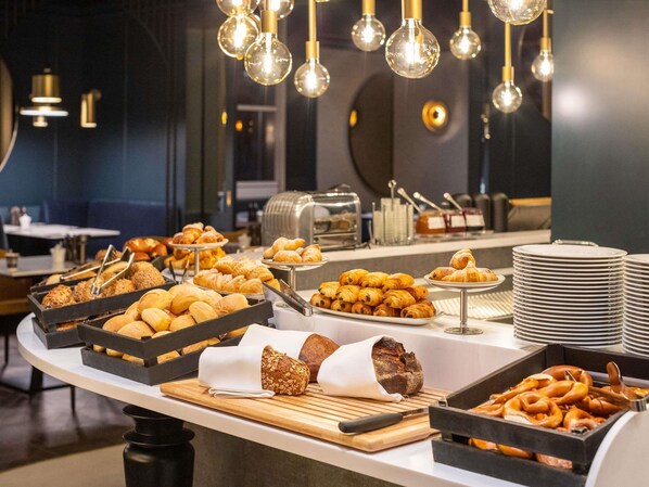 Se ofrece un desayuno bufé todos los días (32 EUR por persona)