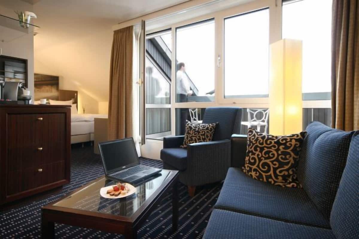 Living area | 49-inch LCD TV with satellite channels