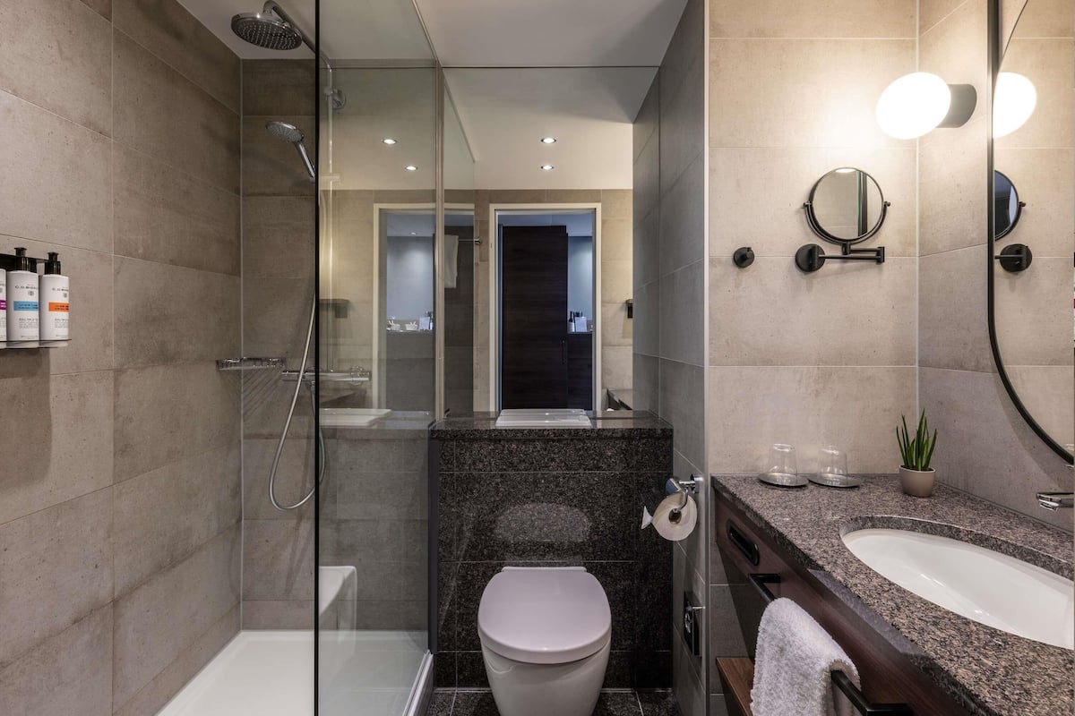 Ropa de cama de alta calidad y minibar