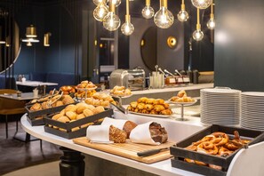 Café da manhã com buffet todos os dias (EUR 24 por pessoa) 