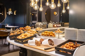 Tägliches Frühstücksbuffet (32 EUR pro Person)