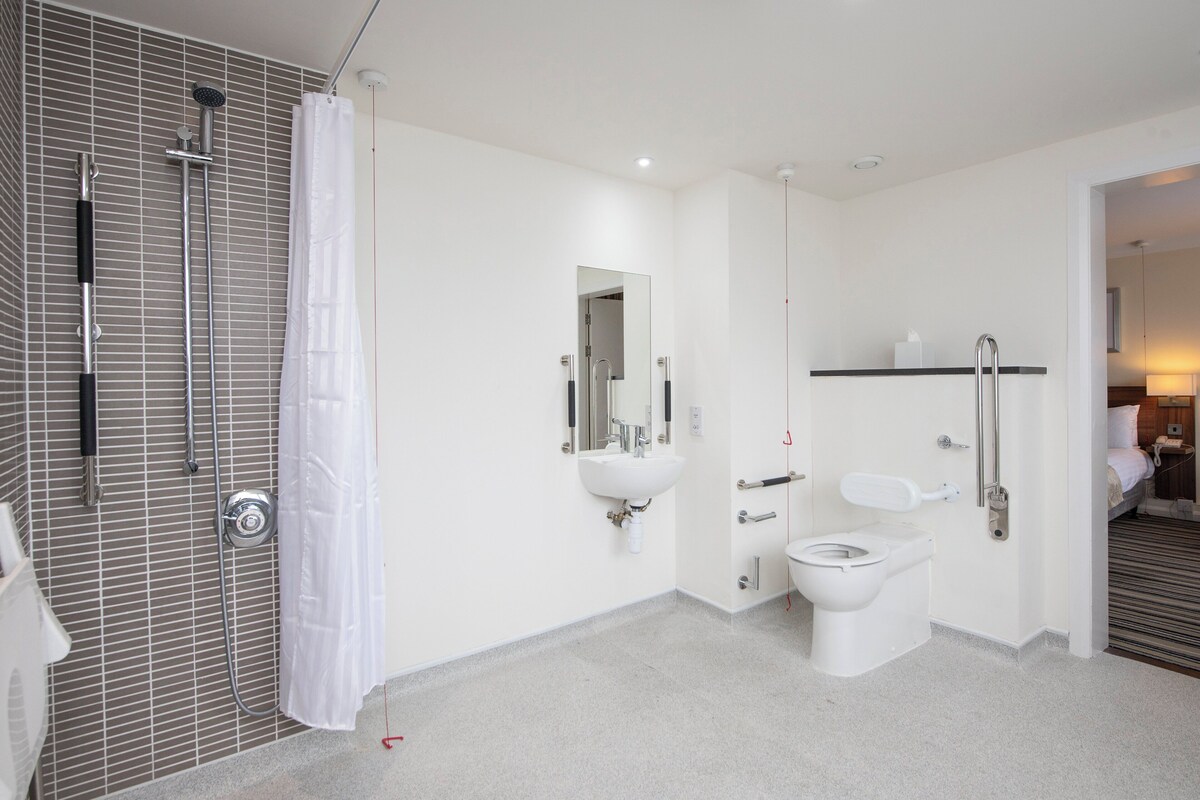 Standard Room, 1 Double Bed, Accessible | In-room safe, desk, iron/ironing board, cribs (free)
