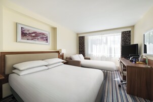 Tallelokero huoneessa, työpöytä, silitysrauta/-lauta