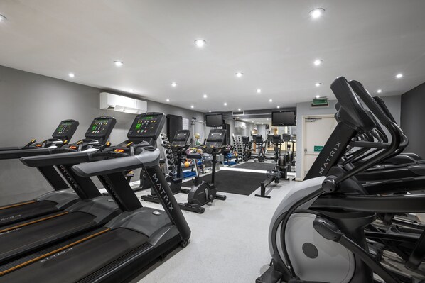A gym with treadmills, exercise bikes, and weight machines. - Holiday Inn Norwich by IHG (Norwich)