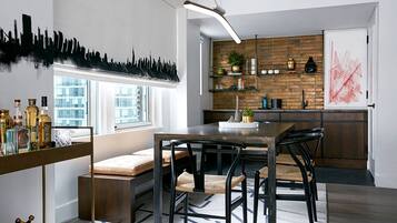 Suite, Balkon (James Renwick) | Wohnbereich | 50-Zoll-LCD-Fernseher mit Digitalempfang, Fernseher