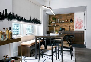 Suite, balkon (James Renwick) | Woonruimte | Een 50-inch lcd-televisie met digitale zenders en televisie