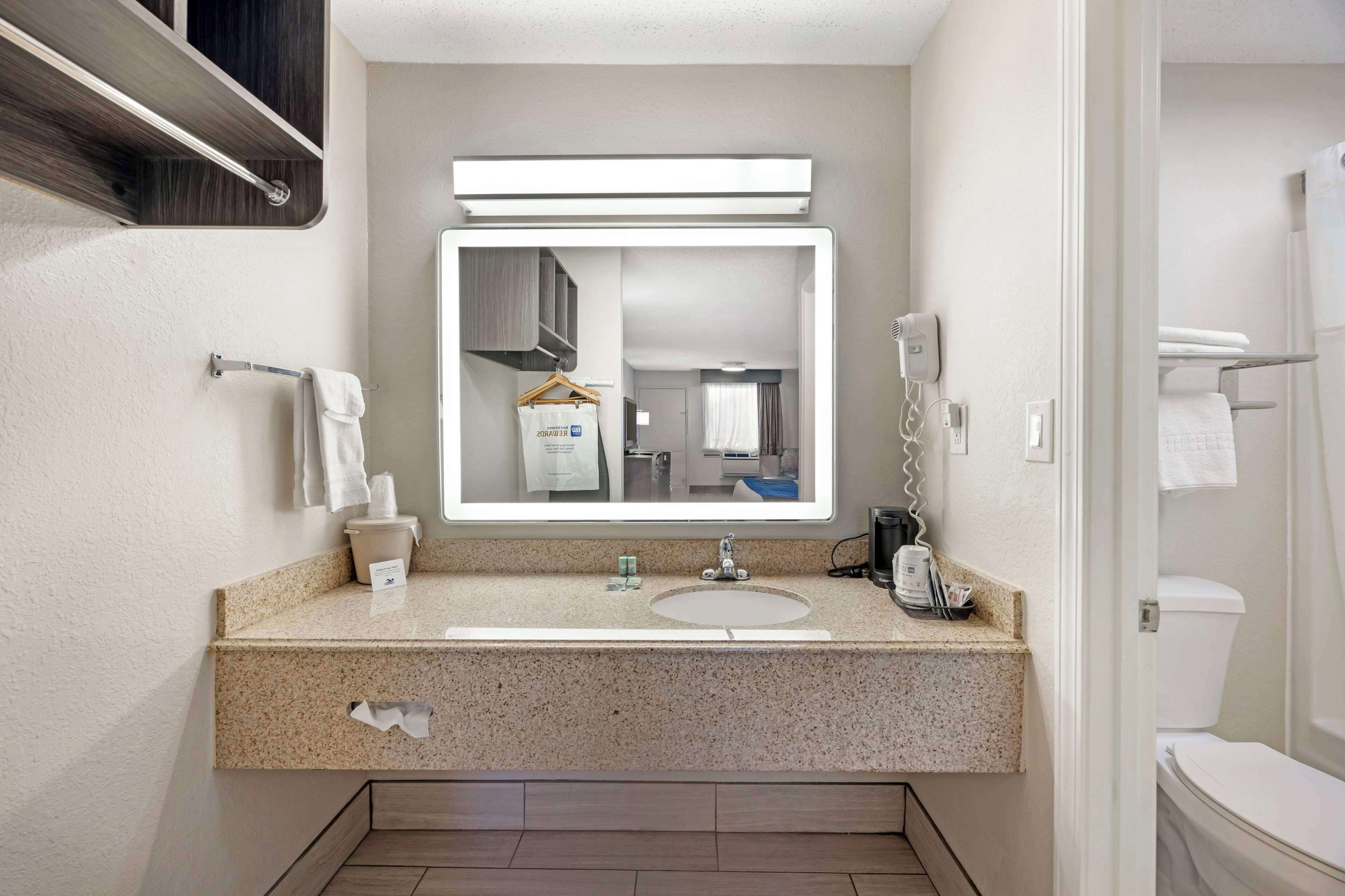 Combined shower/bathtub, free toiletries, hair dryer, towels