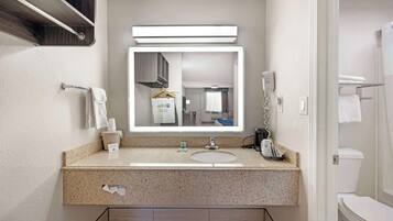 Combined shower/bathtub, free toiletries, hair dryer, towels