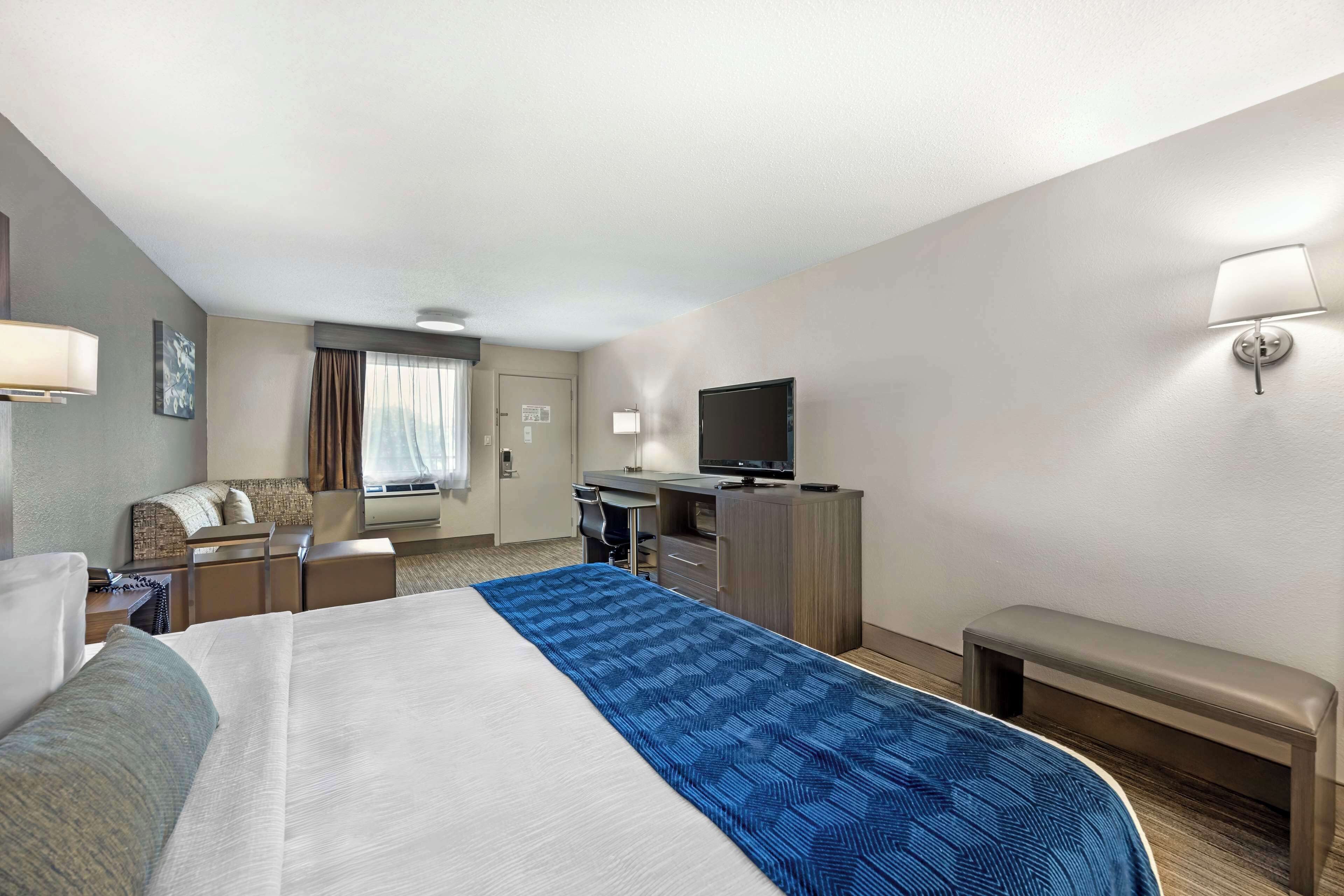 standard room, 1 king bed, non smoking, refrigerator & microwave (not pet friendly) | in-room safe, individually decorated, individually furnished, desk