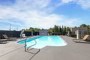 Una piscina al aire libre de temporada