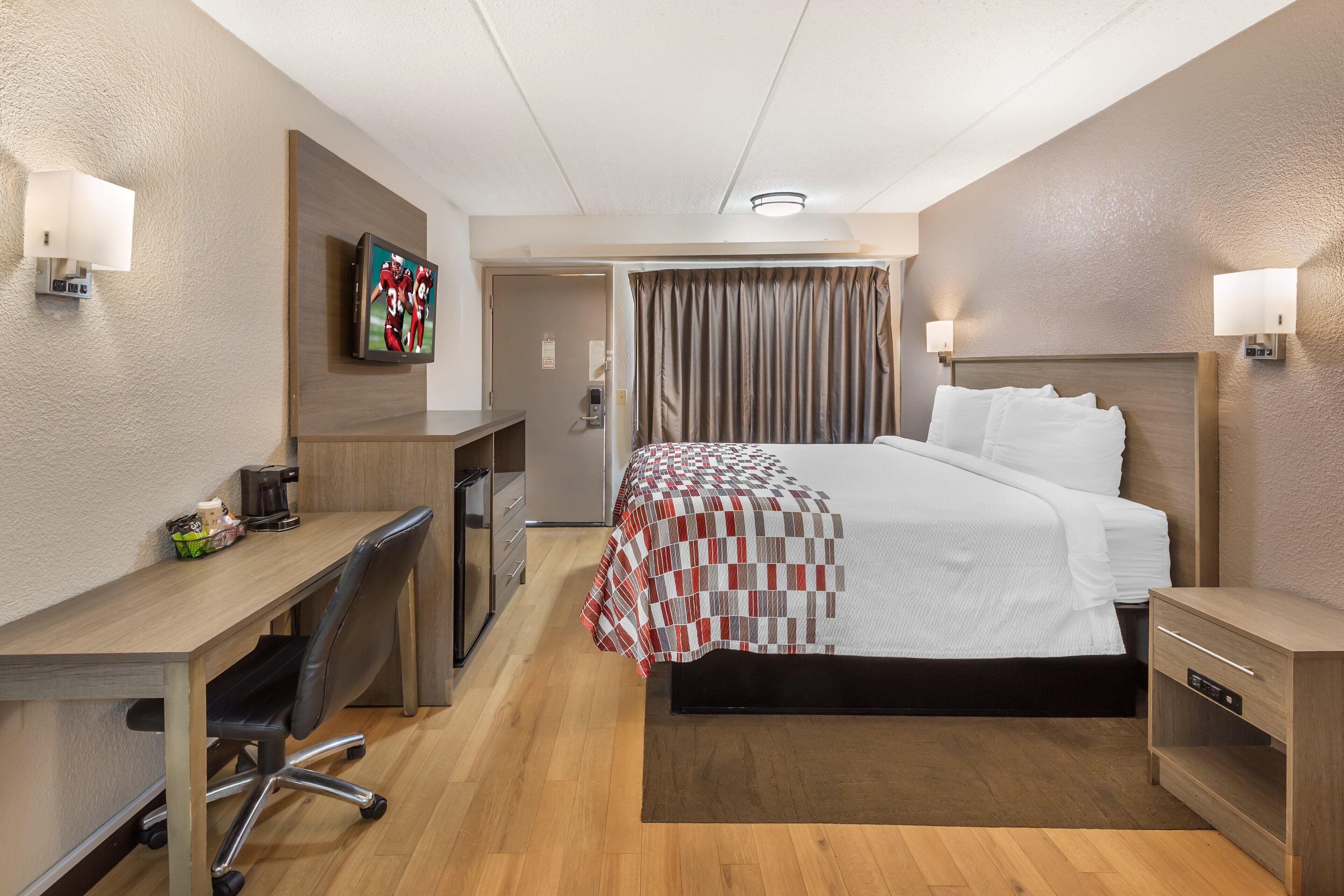 Daunenbettdecken, Schreibtisch, laptopgeeigneter Arbeitsplatz