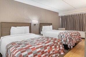 Down duvets, desk, blackout curtains, free cots/infant beds - Red Roof Inn Durham - Duke Univ Medical Center (Durham)