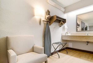 Superior Room, 1 King Bed (Smoke Free) | Bathroom | Free toiletries, towels