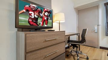 1 slaapkamer, donsdekens, een bureau, een laptopwerkplek