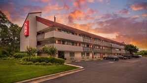 Front of property - evening/night - Red Roof Inn Durham - Duke Univ Medical Center (Durham)
